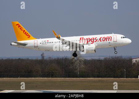 Budapest/Ungarn - 8. April 2019: Pegasus Airlines Airbus A320 NEO TC-NBF Passagierflugzeug Ankunft und Landung am Flughafen Budapest Stockfoto