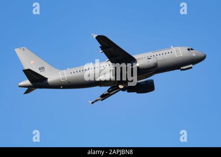 Budapest/Ungarn - 3. Juli 2019: Ungarische Luftwaffe Airbus A319 605 Transport Passagierflugzeug Start und Start am Flughafen Budapest Stockfoto