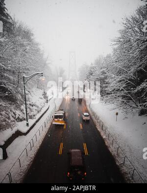 Seltene Szene von Schnee/Schneefall in Vancouver, Kanada mit Autos, die über die Autobahn auf der Brücke fahren. Stockfoto