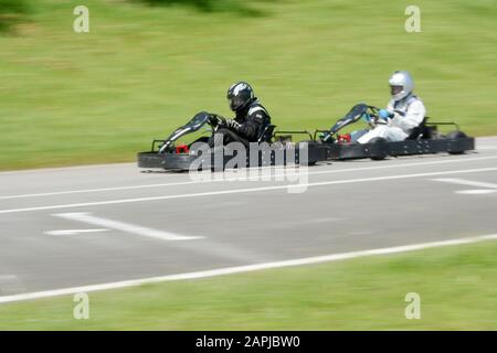 Florianopolis - Brasilien, 9. Februar 2019: Seitenansicht des dynamischen Bildes zweier wettbewerbsfähiger, schneller, schneller Gokarts mit Bewegungsunschärfe-Effekt. Kart Competit Stockfoto