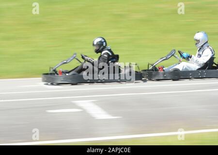 Florianopolis - Brasilien, 9. Februar 2019: Seitenansicht des dynamischen Bildes zweier wettbewerbsfähiger, schneller, schneller Gokarts mit Bewegungsunschärfe-Effekt. Kart Competit Stockfoto