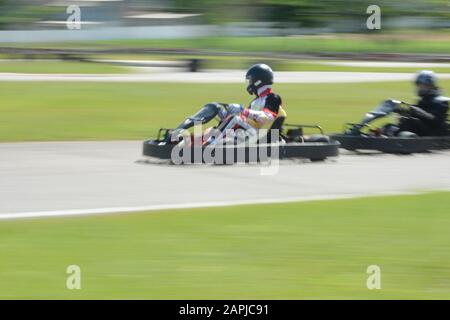 Florianopolis - Brasilien, 9. Februar 2019: Seitenansicht des dynamischen Bildes zweier wettbewerbsfähiger, schneller, schneller Gokarts mit Bewegungsunschärfe-Effekt. Kart Competit Stockfoto