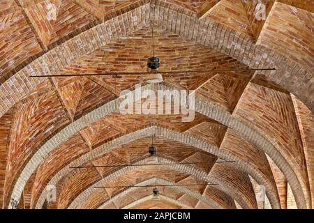 Bögen des alten Stadtplatzes, der als Ganjali-Khan-Platz in Kerman, Iran, bekannt ist Stockfoto