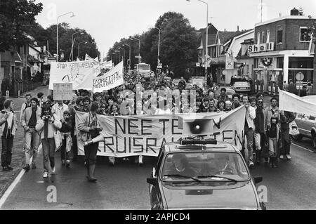 Jährliche Demonstration gegen Atomwaffen in Soesterberg Beschreibung: Demonstranten hinter einem Banner Datum: 9. Oktober 1982 Ort: Soesterberg, Utrechter (prov) Schlüsselwörter: Demonstranten, Demonstrationen, Atomwaffen, Paraden, Banner Stockfoto