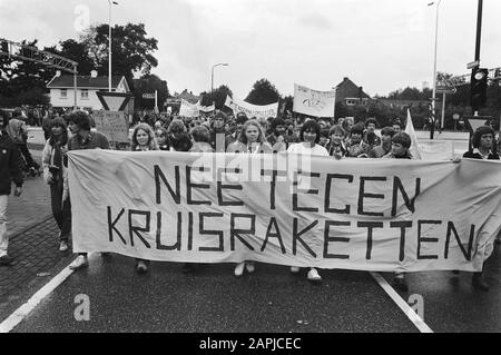 Jährliche Demonstration gegen Atomwaffen in Soesterberg Beschreibung: Demonstranten hinter einem Banner Datum: 9. Oktober 1982 Ort: Soesterberg, Utrechter (prov) Schlüsselwörter: Demonstranten, Demonstrationen, Atomwaffen, Paraden, Banner Stockfoto