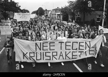 Jährliche Demonstration gegen Atomwaffen in Soesterberg Beschreibung: Demonstranten hinter einem Banner Datum: 9. Oktober 1982 Ort: Soesterberg, Utrechter (prov) Schlüsselwörter: Demonstranten, Demonstrationen, Atomwaffen, Paraden, Banner Stockfoto