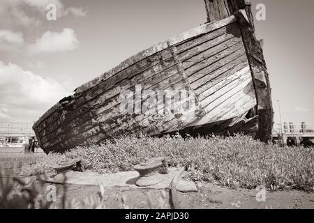 Altes Klinkerfischboot ließ sich im Vintage-Effekt an Land zersetzen. Stockfoto