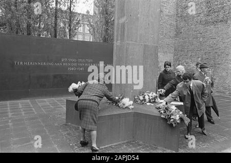 Demonstration des Auschwitzkomitees in Amsterdam mit dem Ziel, den Kriegsverbrecher von Willys Lages in die Reichweite der Justizminister von Nedelandse zu stellen Beschreibung: Protestierende setzen Blumen auf das Denkmal in de Hollandsche Schouwburg auf der Plantage Middenlaan Datum: 18. september 1966 Standort: Amsterdam, Noord-Holland Schlüsselwörter: Demonstrationen, Kränze, Denkmäler Personenname: Lages, Willys Stockfoto