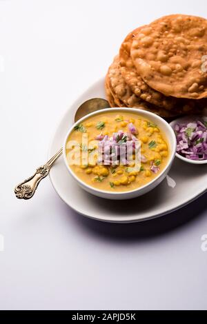 Dal pakwan ist ein authentisches Sindhi Frühstück. Es ist eine Kombination aus gebratenem, knusprigen und unpuffed Maida puris serviert mit Daal mit Chana oder spl gemacht Stockfoto