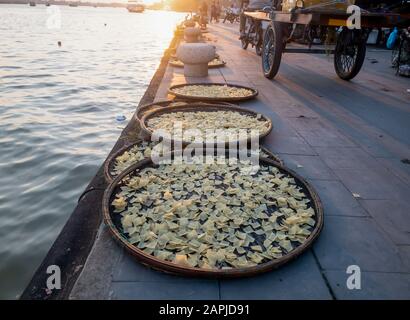 Cao Lau Noodle trocknet in Sonne am Flussufer in Hoi An Der Altstadt, Vietnam. Im Morgengrauen. Cao Lau ist ein lokales Spezialgericht, das nur in Hoi An zubereitet wird. Stockfoto