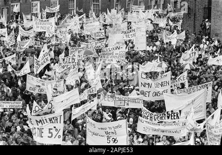 Aktionstag der Krankenschwestern für höhere Löhne organisiert von VVIO (Krankenschwestern und Pfleger im Aufstand) Beschreibung: Demonstranten mit Bannern am Binnenhof Datum: 15. März 1989 Ort: Den Haag, Südholland Schlüsselwörter: Demonstranten, Slogans, Banner, Krankenschwestern Stockfoto