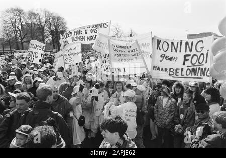 Aktionstag der Krankenschwestern für höhere Löhne organisiert von VVIO (Krankenschwestern und Pfleger im Aufstand) Beschreibung: Demonstranten mit Bannern auf dem Malieveld in Den Haag Datum: 15. März 1989 Ort: Den Haag, Den Haag Zuid-Holland Schlüsselwörter: Demonstrationen, Slogans, Banner, Krankenschwestern Stockfoto