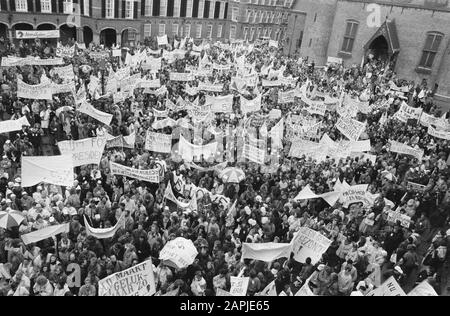 Aktionstag der Krankenschwestern für höhere Löhne organisiert von VVIO (Krankenschwestern und Pfleger im Aufstand) Beschreibung: Demonstranten mit Bannern am Binnenhof Datum: 15. März 1989 Ort: Den Haag, Südholland Schlüsselwörter: Demonstranten, Slogans, Banner, Krankenschwestern Stockfoto