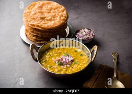 Dal pakwan ist ein authentisches Sindhi Frühstück. Es ist eine Kombination aus gebratenem, knusprigen und unpuffed Maida puris serviert mit Daal mit Chana oder spl gemacht Stockfoto