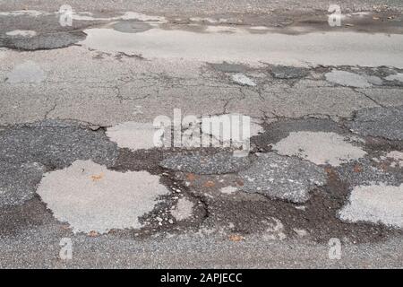 Löcher und beschädigte Straße in der Kleinstadt Deutschland, Europa Stockfoto