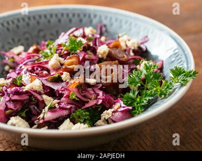 Rotkohl Slaw mit Datteln und Eigenheim machte Vegan Feta. Stockfoto