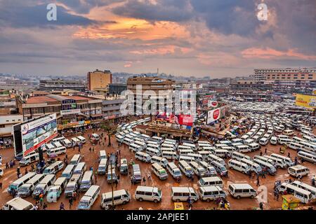 Blick über den zentralen Busbahnhof in Kampala, Uganda Stockfoto