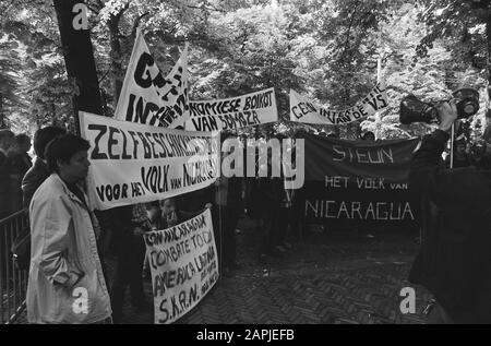 Demonstration des Nicaragua-Komitees für die amerikanische Botschaft gegen ein mögliches Eingreifen der Vereinigten Staaten in Nicaragua Beschreibung: Demonstranten mit Bannern, unter anderem Selbstbestimmung für die Menschen in Nicaragua und Unterstützung der Menschen in Nicaragua Datum: 18. Juni 1979 Ort: Den Haag, Zuid-Holland Schlüsselwörter: Botschaften, Demonstrationen, Menschenrechte, Banner Stockfoto