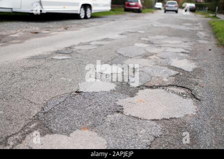 Löcher und beschädigte Straße in der Kleinstadt Deutschland, Europa Stockfoto