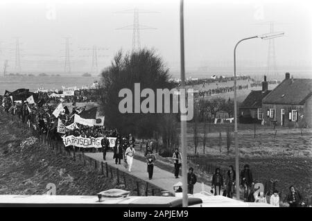 Demonstration gegen das Kernkraftwerk in Borssele Beschreibung: Demonstranten unterwegs; auf den Bannern heißt es a.o.: Harrisburg ist überall Datum: 7. april 1979 Ort: Borssele, Zeeland Schlüsselwörter: Demonstrationen, Kernkraftwerke, Banner Stockfoto