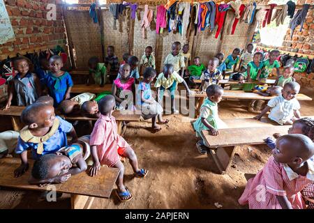 Kinder in der örtlichen Grundschule in Kibale, Uganda Stockfoto