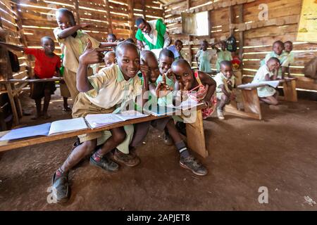 Kinder in der örtlichen Grundschule in Kibale, Uganda Stockfoto