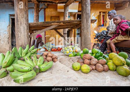 Obstmarkt und lokale Menschen in Kitwa, Uganda Stockfoto