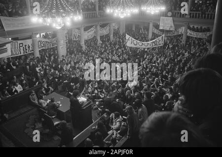 Demonstranten der Universitäten Amsterdam gegen die bildungspolitische Regierung, Amsterdam, Demonstranten im Auditorium Universität Datum: 29. November 1971 Ort: Amsterdam, Noord-Holland Schlüsselwörter: Aulas, Protestierende Stockfoto