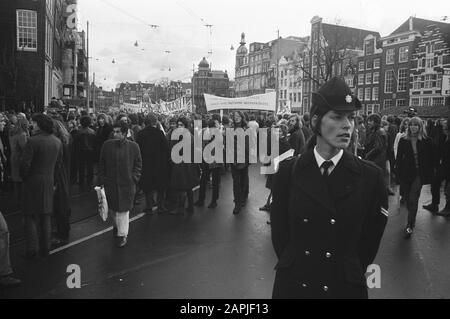 Demonstranten der Universitäten Amsterdam gegen die bildungspolitische Regierung, Amsterdam, Demonstranten an der Universität von Aul Datum: 29. November 1971 Ort: Amsterdam, Noord-Holland Schlüsselwörter: Demonstranten, Banner Stockfoto