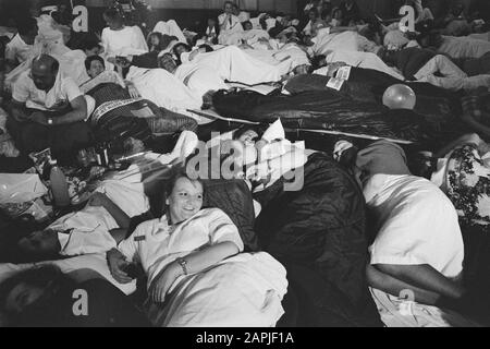 Aktionstag der Krankenschwestern für höhere Löhne organisiert von VVIO (Krankenschwestern und Pfleger im Aufstand) Beschreibung: Demonstranten während eines Schlafes im Amsterdamer Ärztezentrum Datum: 15. März 1989 Ort: Amsterdam, Noord-Holland Schlüsselwörter: Demonstrationen, Krankenschwestern Stockfoto