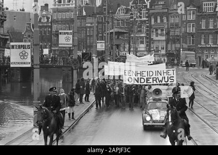 Demonstranten Der Universitäten Amsterdam gegen staatliche Bildungspolitik, Amsterdam Datum: 29. November 1971 Ort: Amsterdam, Noord-Holland Schlüsselwörter: Demonstranten, Banner Stockfoto