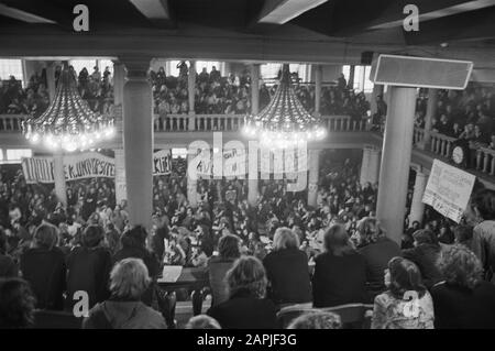 Demonstranten der Universitäten Amsterdam gegen die bildungspolitische Regierung, Amsterdam, Demonstranten im Auditorium Universität Datum: 29. November 1971 Ort: Amsterdam, Noord-Holland Schlüsselwörter: Aulas, Protestierende Stockfoto