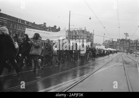 Demonstranten Der Universitäten Amsterdam gegen staatliche Bildungspolitik, Amsterdam Datum: 29. November 1971 Ort: Amsterdam, Noord-Holland Schlüsselwörter: Demonstranten, Banner Stockfoto