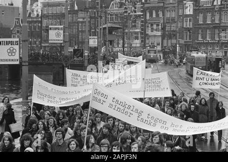 Demonstranten Der Universitäten Amsterdam gegen staatliche Bildungspolitik, Amsterdam Datum: 29. November 1971 Ort: Amsterdam, Noord-Holland Schlüsselwörter: Demonstranten, Banner Stockfoto