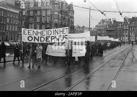 Demonstranten der Universitäten Amsterdam gegen die staatliche Bildungspolitik Amsterdam, Demonstranten mit Vorzeichen auf Rokin Datum: 29. November 1971 Ort: Amsterdam, Noord-Holland Schlüsselwörter: Bords, Demonstranten Stockfoto