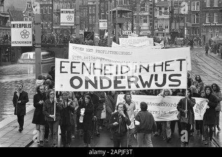 Demonstranten Der Universitäten Amsterdam gegen staatliche Bildungspolitik, Amsterdam Datum: 29. November 1971 Ort: Amsterdam, Noord-Holland Schlüsselwörter: Demonstranten, Banner Stockfoto