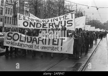 Demonstranten Der Universitäten Amsterdam gegen staatliche Bildungspolitik, Amsterdam Datum: 29. November 1971 Ort: Amsterdam, Noord-Holland Schlüsselwörter: Demonstranten, Banner Stockfoto