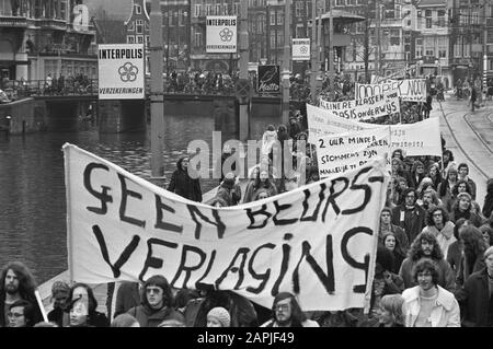 Demonstranten der Universitäten Amsterdam gegen die staatliche Bildungspolitik Amsterdam, Demonstranten mit Vorzeichen auf Rokin Datum: 29. November 1971 Ort: Amsterdam, Noord-Holland Schlüsselwörter: Bords, Demonstranten Stockfoto