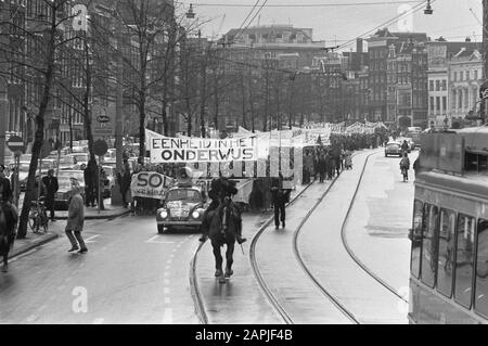 Demonstranten Der Universitäten Amsterdam gegen staatliche Bildungspolitik, Amsterdam Datum: 29. November 1971 Ort: Amsterdam, Noord-Holland Schlüsselwörter: Demonstranten, Banner Stockfoto