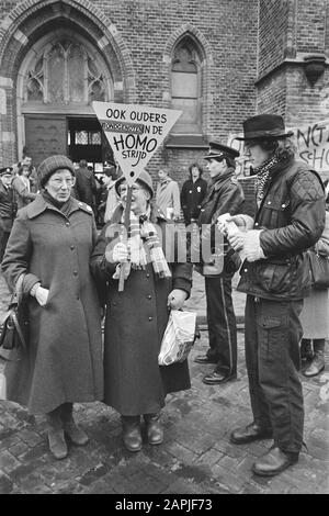 Bischof Simonis als Erzbischof von Utrechter Beschreibung: Demonstranten vor der Kathedrale mit Banner: Auch Eltern Verbündete im Kampf gegen Homosexuelle Datum: 8. Dezember 1983 Ort: Utrechter (Provinz), Utrechter (Stadt) Schlüsselwörter: Erzbischöfe, Demonstrationen, Kathedalen, Banner Stockfoto