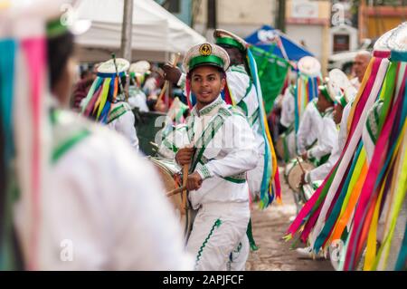 Fest der Muttergottes vom Rosary, brasilianische Popular Party, mit Präsentationen von Congadas und Maracatu. São Paulo Brasilien. Juni 2019 Stockfoto