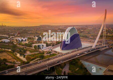 Sonnenaufgang mit Blick auf die Stadt oder die Künste und Wissenschaften in Valencia Spanien mit dem Henisferischen Planetarium, dem Wissenschaftszentrum Prinz Philip und der l'Agora Stockfoto