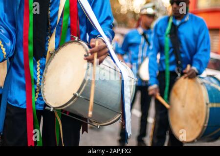 Fest der Muttergottes vom Rosary, brasilianische Popular Party, mit Präsentationen von Congadas und Maracatu. São Paulo Brasilien. Juni 2019 Stockfoto