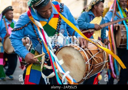 Fest der Muttergottes vom Rosary, brasilianische Popular Party, mit Präsentationen von Congadas und Maracatu. São Paulo Brasilien. Juni 2019 Stockfoto