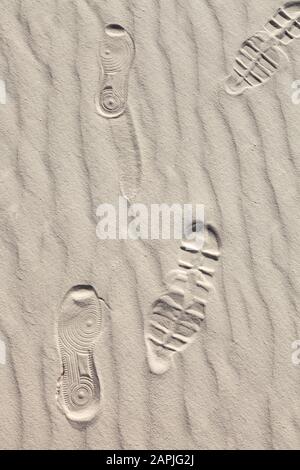 Fußabdrücke auf den Sanddünen im White Sand National Monument, New Mexico, Vereinigte Staaten. Stockfoto