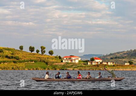 Lokale Leute auf dem Boot, im Bunyonyi-See, in Uganda Stockfoto