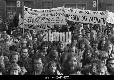 Demonstration in Kalkar gegen den Bau Schnellzüchterreaktor; deutsche Demonstranten mit Bannern Datum: 28. September 1974 Schlagwörter: Banner, Demonstranten, Demonstrationen Personenname: Kalkar Stockfoto