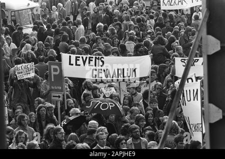 Demonstration in Kalkar gegen den Bau Schnellreaktor; Demonstranten mit Bannern Datum: 28. September 1974 Schlüsselwörter: SPANTS, Demonstranten, Demonstrationen Personenname: Kalkar Stockfoto