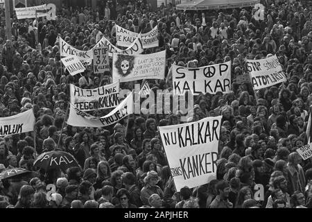 Demonstration in Kalkar gegen den Bau des Schnellzuchtreaktors; die Demonstranten auf dem Raadhuisplein in Kalkar Datum: 28. September 1974 Schlüsselwörter: Demonstranten, Demonstrationen persönlicher Name: Kalkar Stockfoto