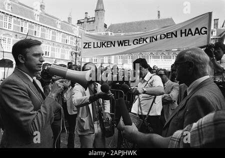 Demonstrationsmitglieder Bovag gegen höhere Pkw-Kosten Binnenhof; l orz Dolman spricht Demonstranten an, r für z.Ramshorst Datum: 5. Juni 1980 Stichwörter: Kammerpräsidenten, Demonstranten usw. Demonstrationen Personenname: BOVAG Stockfoto